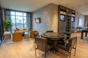 Posezení v ubytování Luxurious Brand New 3BR 2B Apt in Heart of Athens