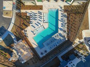 Bazén v ubytování Luxurious Brand New 3BR 2B Apt in Heart of Athens nebo v jeho okolí