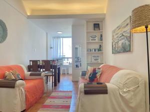 uma sala de estar com 2 sofás e uma sala de jantar em Ótima localização a 2 quadras da praia!Amei no Rio de Janeiro