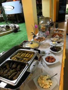 un buffet de comida encima de una mesa en Hotel Bombonaje, en Rioja