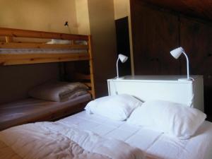 - une chambre avec un lit et deux lits superposés dans l'établissement Résidence Dryades - Les Hauts De Planchamp - 3 Pièces pour 6 Personnes 651, à Champagny-en-Vanoise