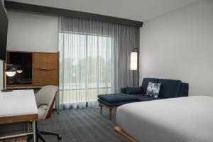 Katil atau katil-katil dalam bilik di Courtyard by Marriott Northport +22 gambar