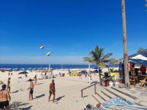 un gruppo di persone in piedi su una spiaggia di Ótima localização a 2 quadras da praia!Amei a Rio de Janeiro