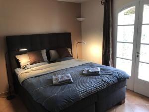 una camera da letto con un grande letto con due asciugamani di Villa La Bastide a La Motte