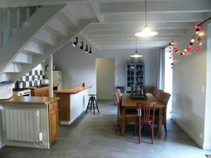 Aumeville-LestreにあるHoliday home La Jardinerieのキッチン、ダイニングルーム(テーブル、椅子付)