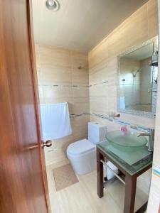 y baño con lavabo, aseo y espejo. en beautiful penthouse Santo Domingo, en Santo Domingo
