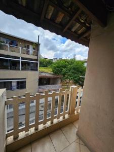a balcony with a wooden fence and a building at Kitnet Completa em Osasco Facil acesso ao Rodoanel in Osasco
