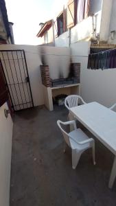 una mesa blanca y un banco en una habitación en Del muelle en Miramar