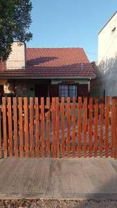 una valla de madera frente a una casa en Del muelle en Miramar