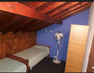 una camera con 2 letti e un ventilatore di Del muelle a Miramar