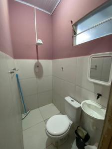 ein Bad mit einem WC und einem Waschbecken in der Unterkunft POUSADA DO PORTAL in Rio Branco