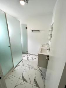 a bathroom with a sink and a mirror at Oeiras Beach guest house in Oeiras