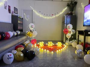 sala de estar con globos y sofá con fiesta en 佳林居, en Dahu