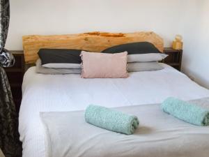 Katil atau katil-katil dalam bilik di Half Pint - Uk46614