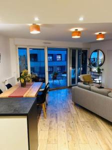 - un salon avec une table et un canapé dans l'établissement Sublime Appartement Proche JO 2024, à Saint-Denis