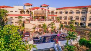 una vista aérea de un complejo con piscina en Hotel Palacio Puerto Princesa en Puerto Princesa