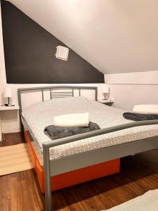 ein Schlafzimmer mit einem Bett mit einer schwarzen Wand in der Unterkunft Apartments with a parking space Sisak, Moslavina - 22670 in Sisak