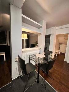 ein Esszimmer mit einem Glastisch und Stühlen in der Unterkunft Apartments with a parking space Sisak, Moslavina - 22670 in Sisak