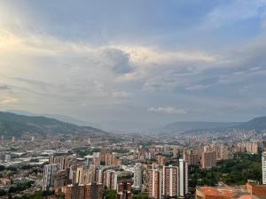 una vista de una ciudad con muchos edificios altos en Loft Moderno Elegancia Natural Deluxe, en Sabaneta