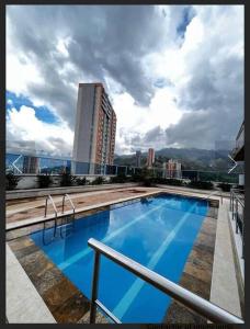 una gran piscina azul en la parte superior de un edificio en Loft Moderno Elegancia Natural Deluxe, en Sabaneta