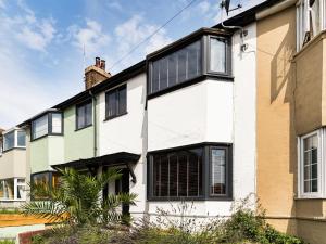 eine Erweiterung zu einem Haus mit schwarzen Fenstern in der Unterkunft Eaton Beach House in Margate