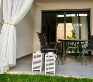 Patio lub wspólna przestrzeń na świeżym powietrzu w obiekcie Kallithea love paradise pool & garden
