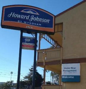 una señal para una tienda de lana frente a un edificio en Howard Johnson by Wyndham Santa Cruz Beach Boardwalk en Santa Cruz