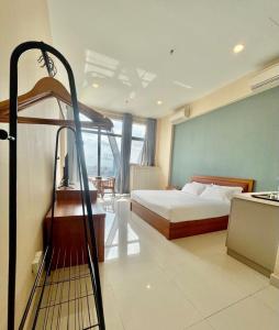 金邊的住宿－Zhong Xin Hotel，酒店客房设有一张床和一个阳台。