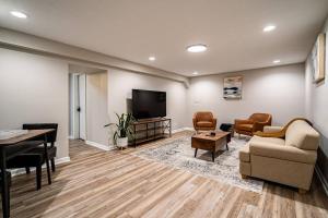 ein Wohnzimmer mit Fernseher, Couch und Tisch in der Unterkunft Essential Escape in Radcliff
