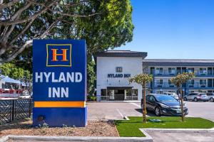 a h hyundai inn sign in front of a building at Hyland Inn near Pasadena Civic Center in Pasadena