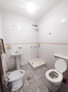 a bathroom with a toilet and a sink and a tub at Apartamento/Departamento Tarija in Tarija