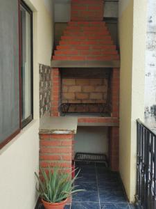 un forno in mattoni con scala in un edificio di Apartamento/Departamento Tarija a Tarija
