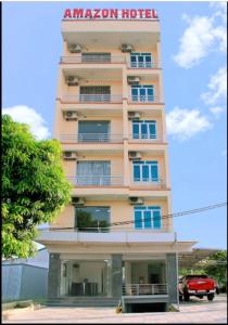 een hoog gebouw met een hotelbord erop bij Amazon Hotel in Vinh