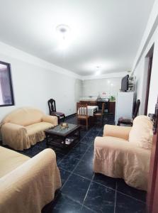 un soggiorno con 2 divani e un tavolo di Apartamento/Departamento Tarija a Tarija
