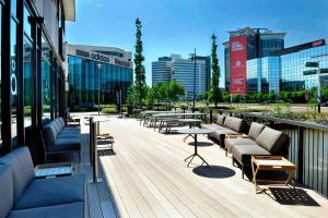 eine Terrasse mit Sofas und Tischen auf einem Gebäude in der Unterkunft Courtyard by Marriott Amsterdam Arena Atlas in Amsterdam