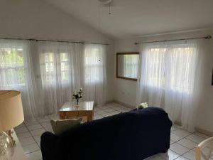 salon z kanapą i stołem w obiekcie The Residence - your home when not at home w Basseterre