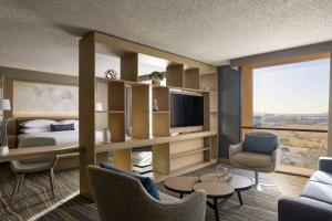 TV a/nebo společenská místnost v ubytování Marriott El Paso