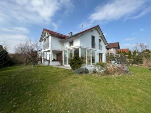 a white house with a grassy yard at Ferienhaus Bergblick in Tettnang