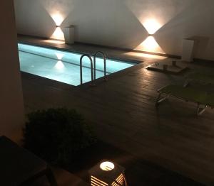 basen w pokoju z dwoma światłami w obiekcie Kallithea love paradise pool & garden w mieście Kallithea
