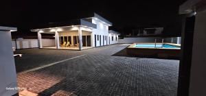 帕拉马里博Paradijs in Paramaribo的夜晚带有游泳池的建筑物 更多21张照片