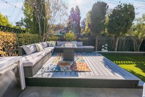 um pátio com um sofá e uma mesa num quintal em Luxury Living, Walkers Paradise, Hidden Oasis em Oakland