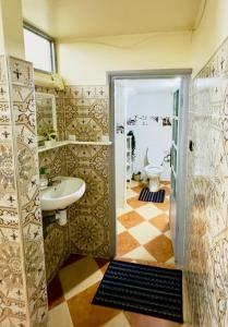 Apartment with 2 bedrooms في الصويرة: حمام مع حوض ومرحاض