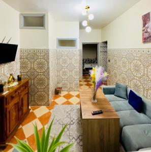 Apartment with 2 bedrooms في الصويرة: غرفة معيشة مع أريكة وطاولة
