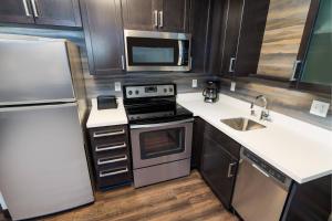 uma pequena cozinha com um fogão e um frigorífico em Residence Inn by Marriott Rocklin Roseville em Roseville