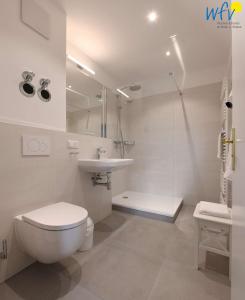 Et badeværelse på Haus am Hövt - Ferienwohnung 8 + 29 billeder