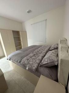 1 dormitorio con 1 cama en una habitación en وحدة سكنية مع كراج خاص للسيارة, en Bīshat Mushayţ
