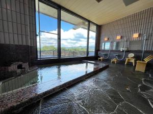 uma grande casa de banho com uma grande piscina de água em 南郷温泉　二葉屋 em Otsu