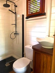un bagno con un water e un lavandino di Ti Kaz Açaï a Le Lamentin