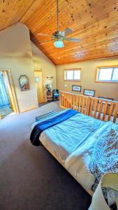 um quarto com uma cama e um tecto em madeira em Fishing Cabin on White River w/ public boat ramp! em Norfork