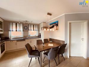 Una cocina con mesa de comedor y sillas. en Ferienwohnung Weidenkieker, en Borkum